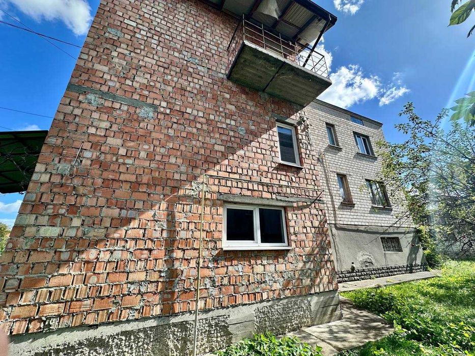 Продаж частини будинку з ділянкою у м.Дрогобич (вул. Довбуша)