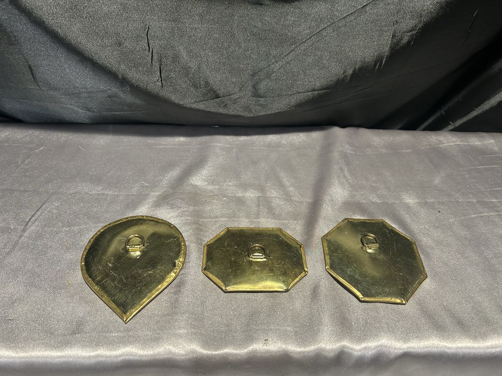 Zestaw trzech luster w złotych ramach – różne kształty –do powieszenia