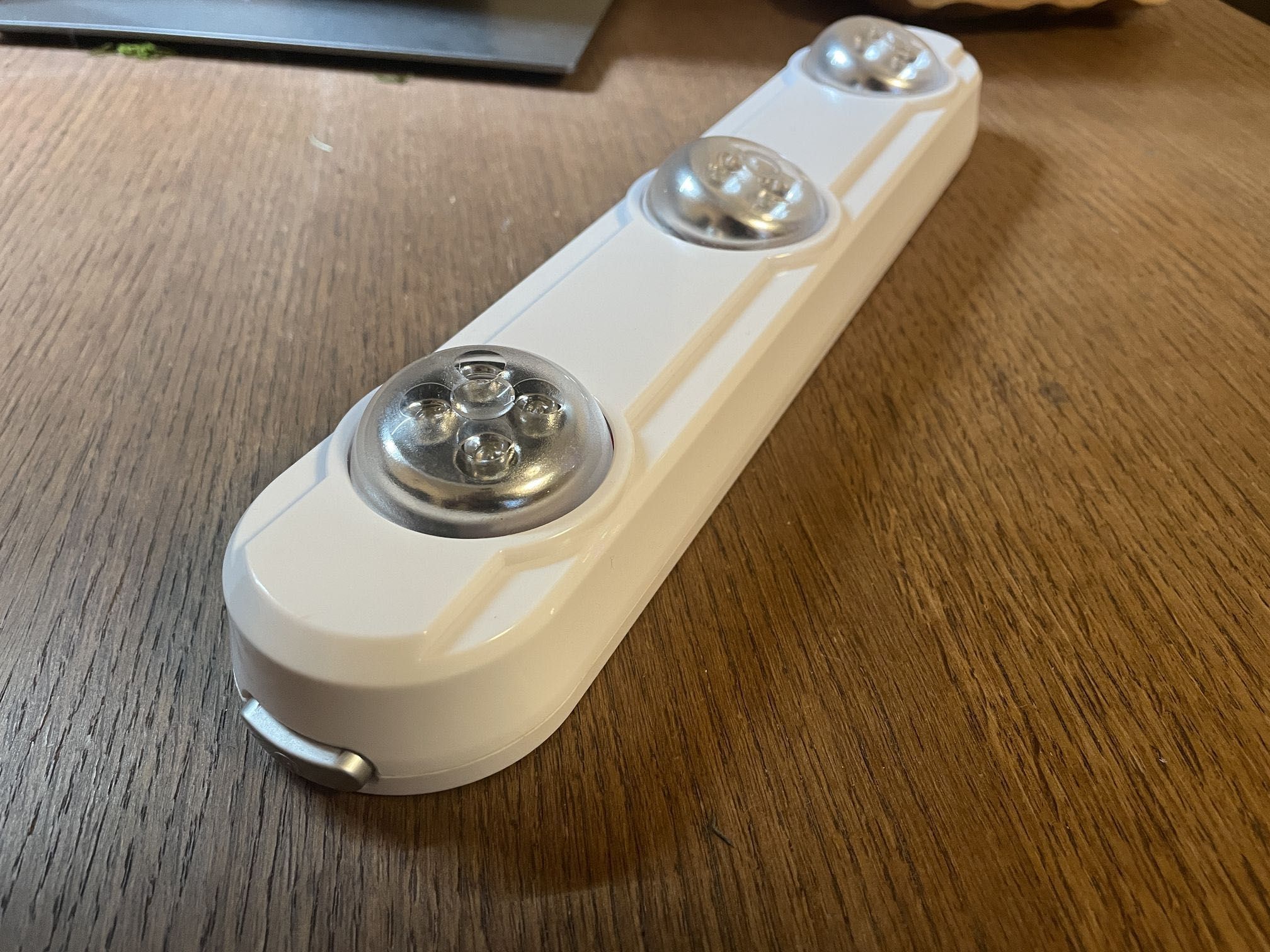 Lampa szafkowa LED Livarno Lux HG00092A z LIDL a na baterie