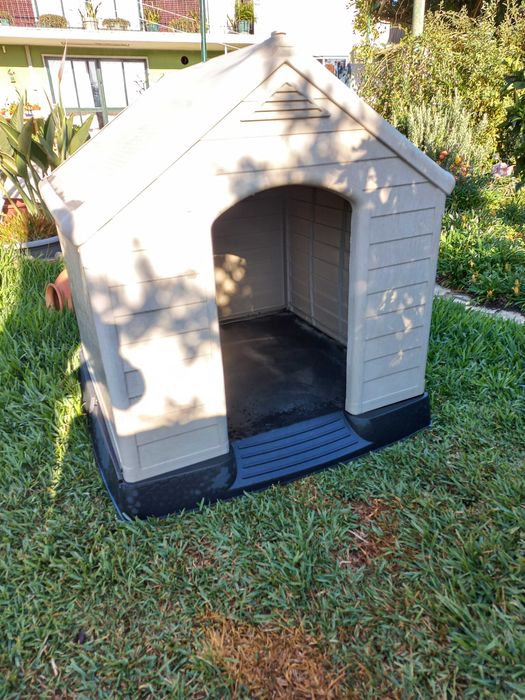 Casota e comedouro para cão