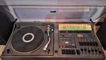 Aparelhagem de som Sharp, com gira-discos