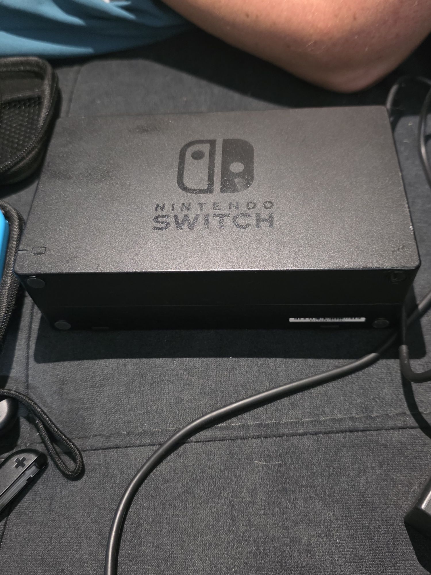 Nintendo Switch + etui + dock – komplet, stan bardzo dobry!