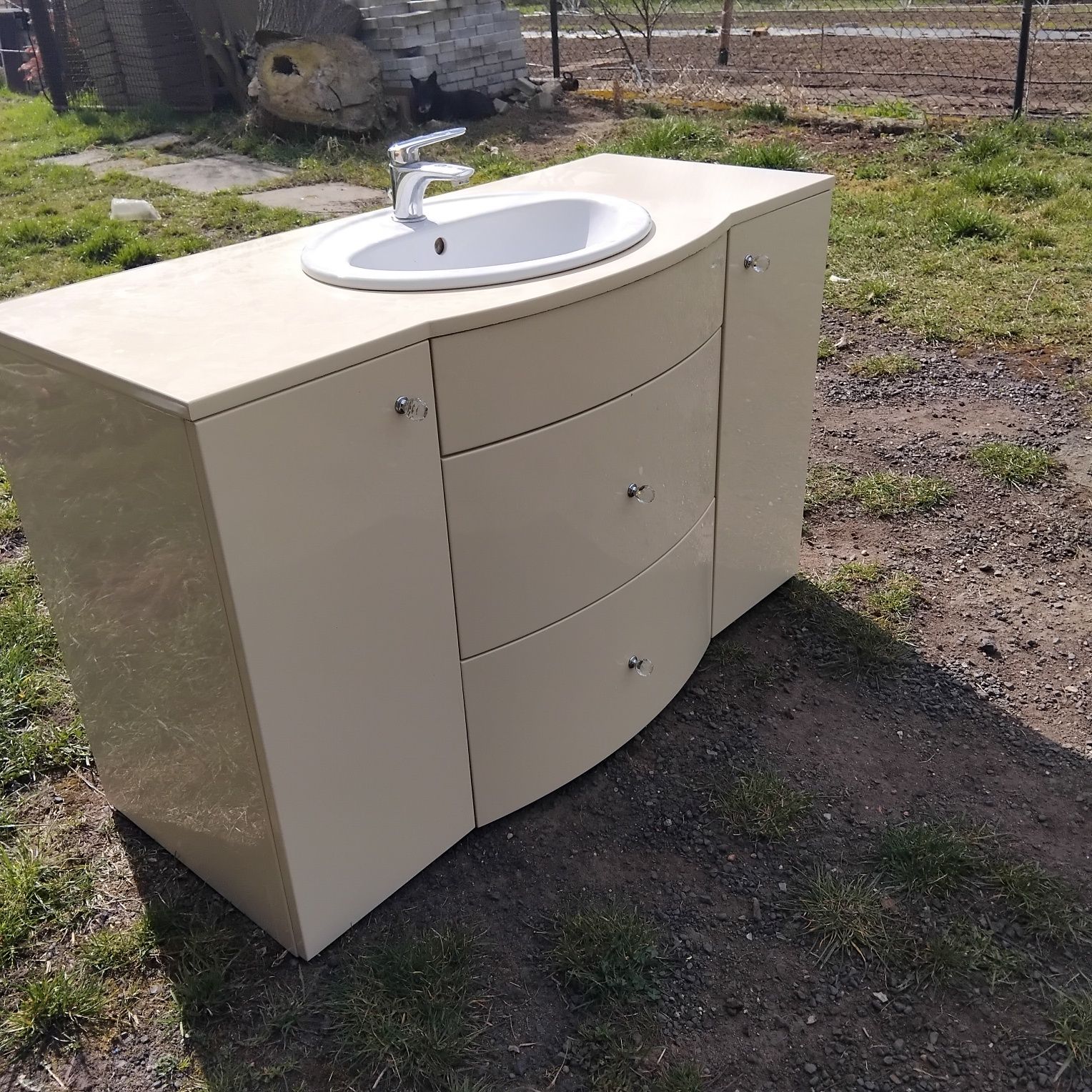 Szafka łazienkowa z umywalką i baterią