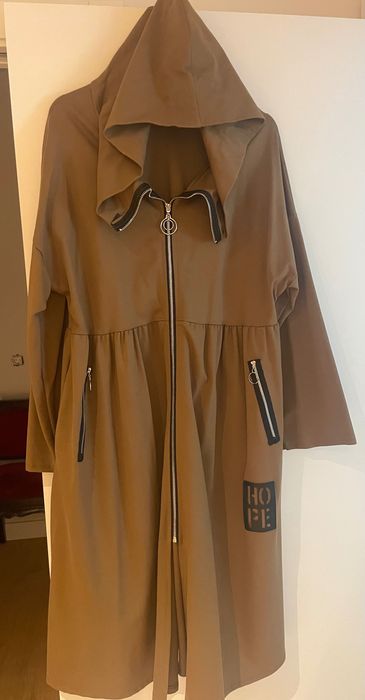 Casaco comprido com capuz