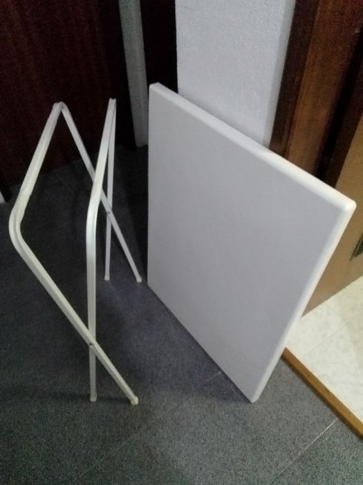 1 Mesa em PVC, 2 Bancos desdobráveis e 3 Cadeiras em PVC