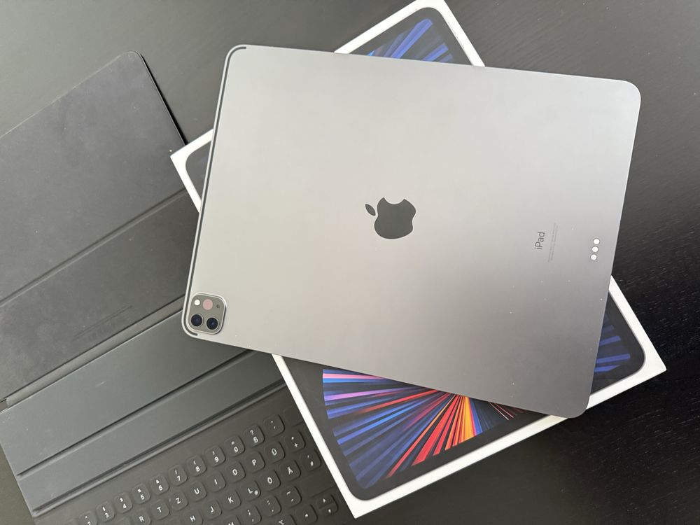 Apple iPad Pro 12.9" (5th Gen) M1 Space Gray + Smart Keyboard Folio
