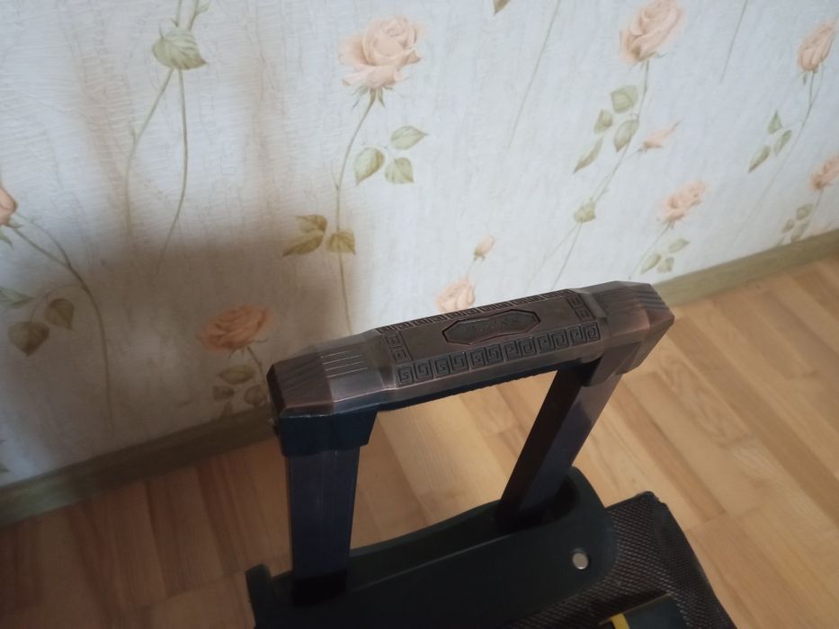 Продам лёгкий чемодан на колесах Single..