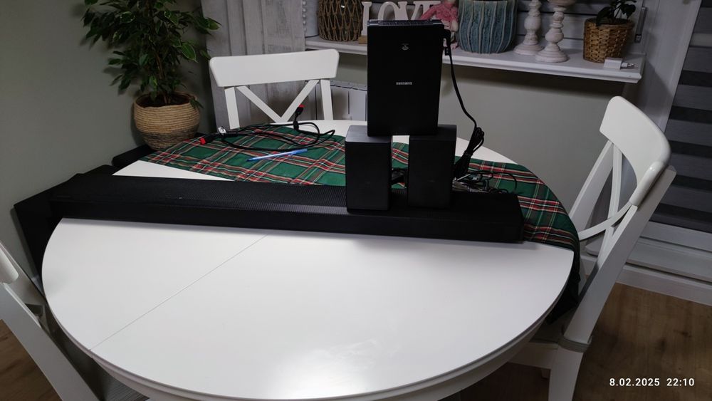 Soundbar Samsung Q800T wraz z dedykowanymi głośnikami przestrzennymi