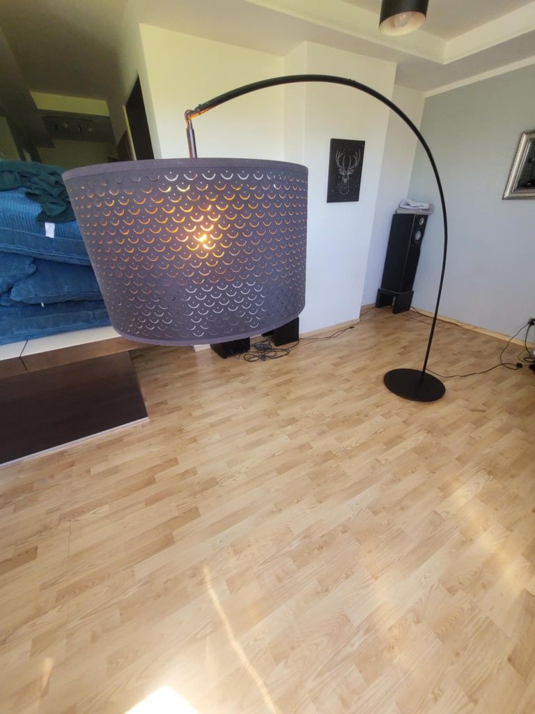 Lampa podłogowa na wysięgniku żyrafa