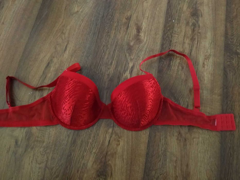 śliczny biustonosz 75D