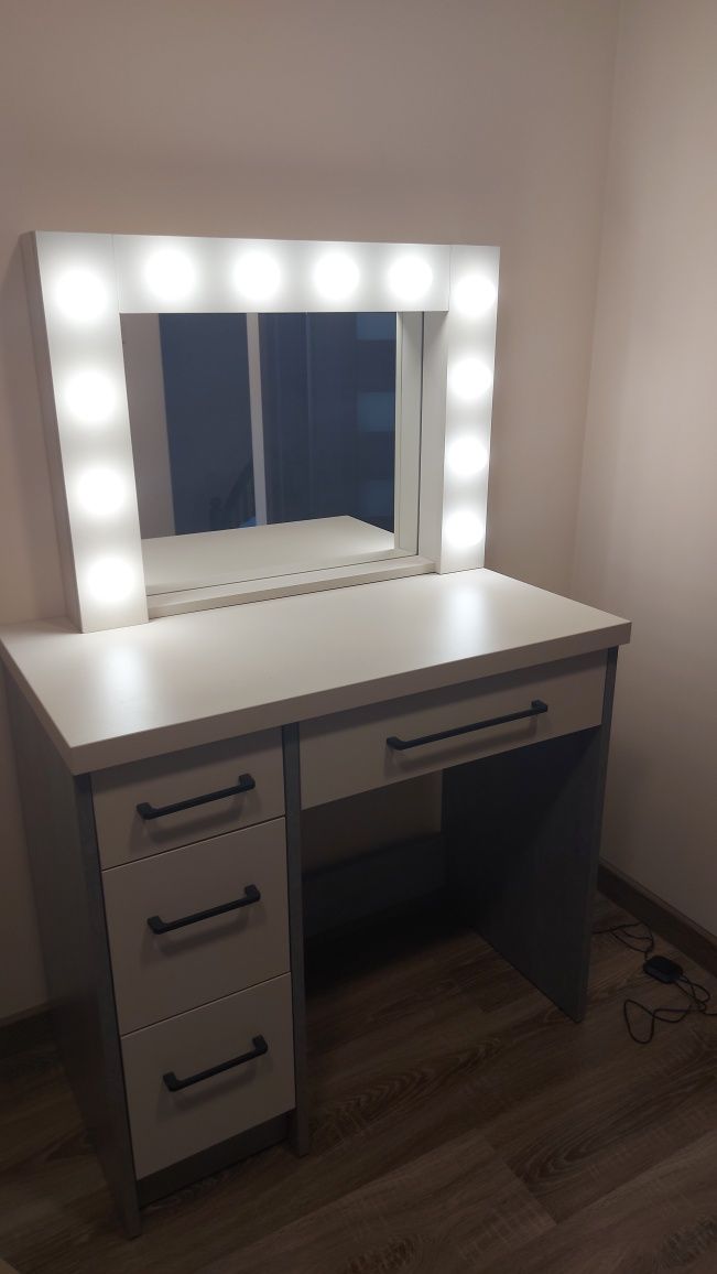 Toaletka Nowoczesna z lustrem LED