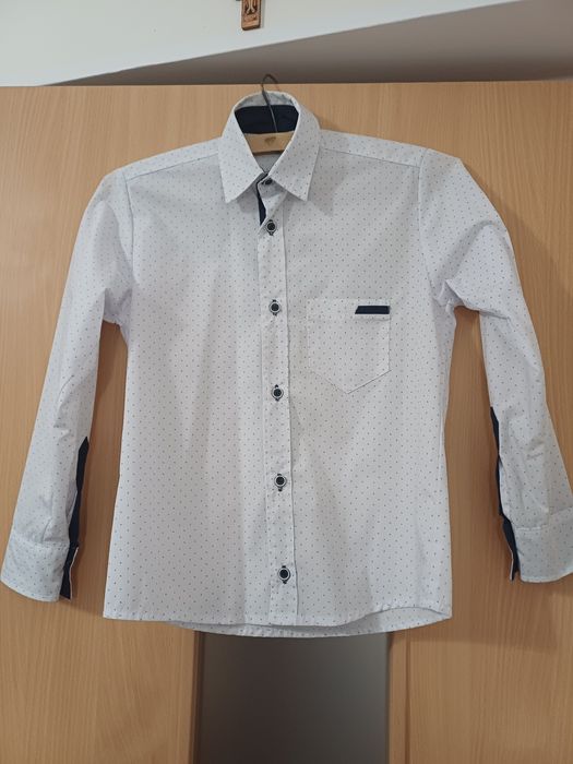 Sprzedam białą koszulę chlopieca roz. 140