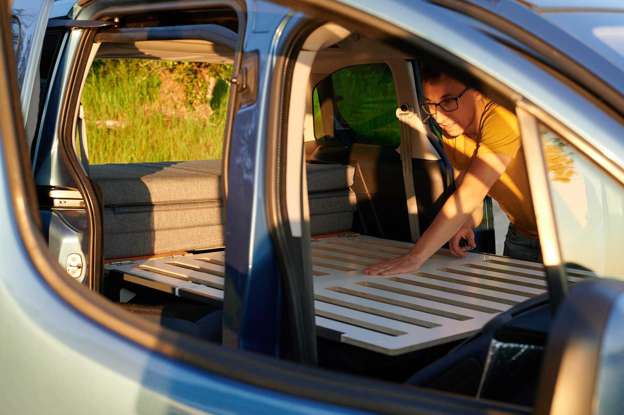 Mini kamper Citroën Berlingo – łózko, kuchnia, woda, pełne wyposażenie
