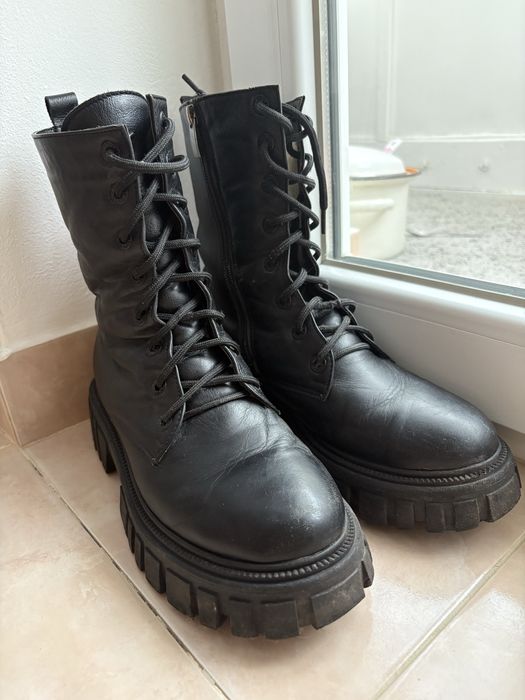 Чорні черевики на тракторній підошві (39 розмір)