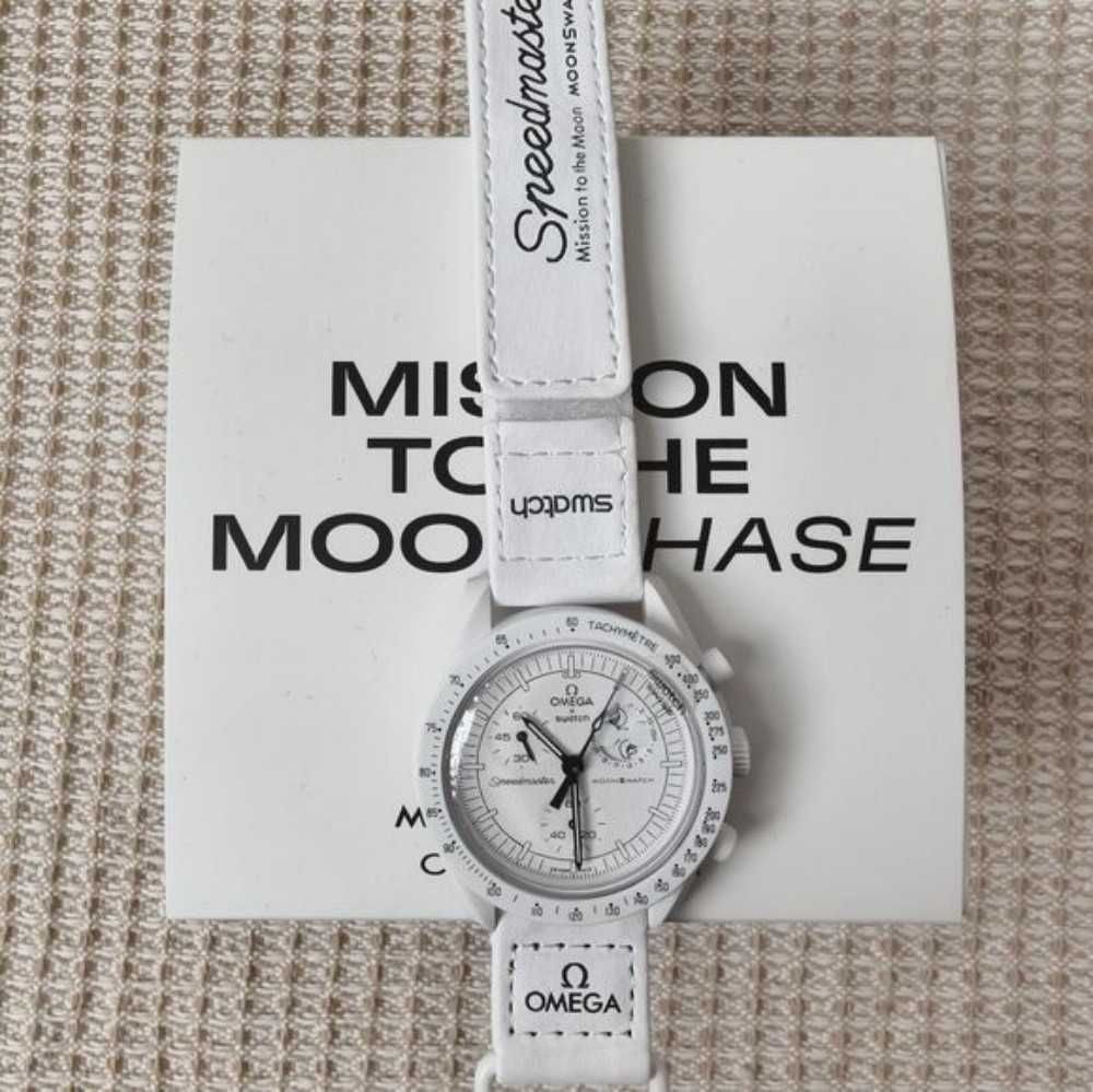 Omega x Swatch SO33W700 Snoopy - Limitowany Zegarek Moonphase