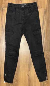 Czarne spodnie jeans Stradivarius