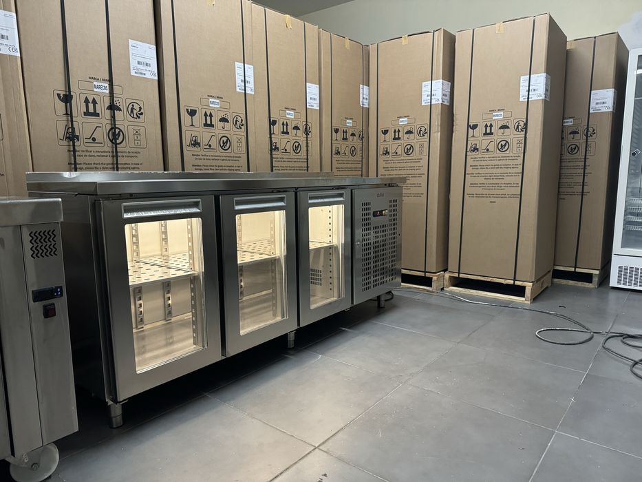 Balcão frigorifiico 3 portas em vidro / Bancada muito nova