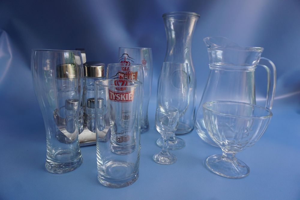 Porcelana podtalerze złote szkło kieliszki sztućce urządzenia catering