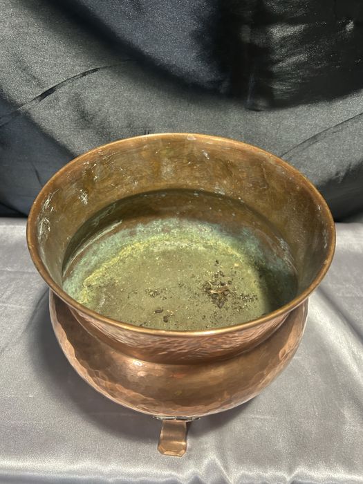 Kwietnik miedziany – ręcznie kuty – na trzech nogach