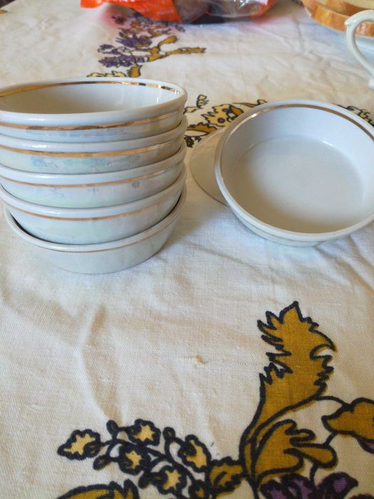Тарілки, розетки, блюдця