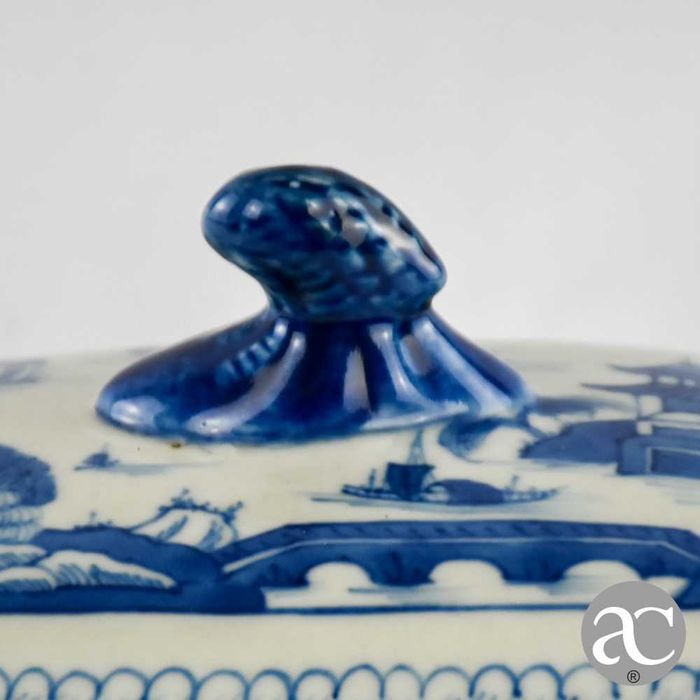 Pequena terrina porcelana China Qianlong, séc. XVIII, decoração cantão