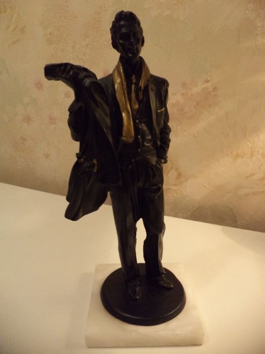 Скидка! статуэтка "Молодой человек" Англия полистоун, мрамор 29см