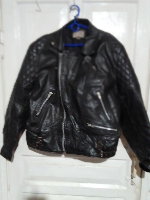 Косухи кожані на синтопоні.майже нові.