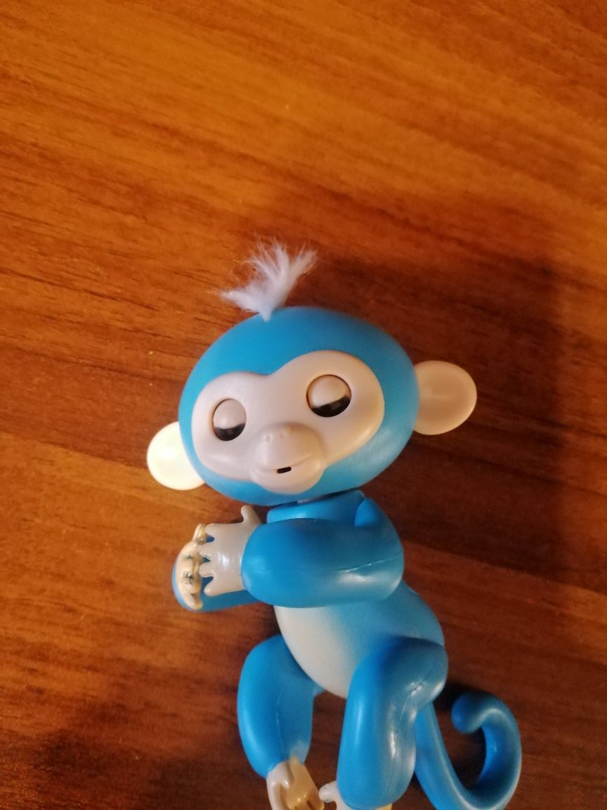 Інтерактивна іграшка для дітей ручна мавпочка Fingerlings голуба