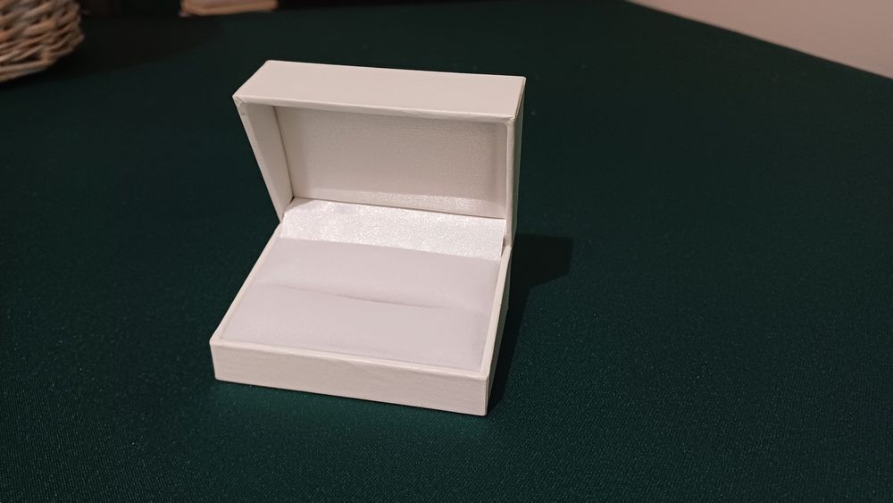 Pudełko na pierścionek/obrączkę/obrączki