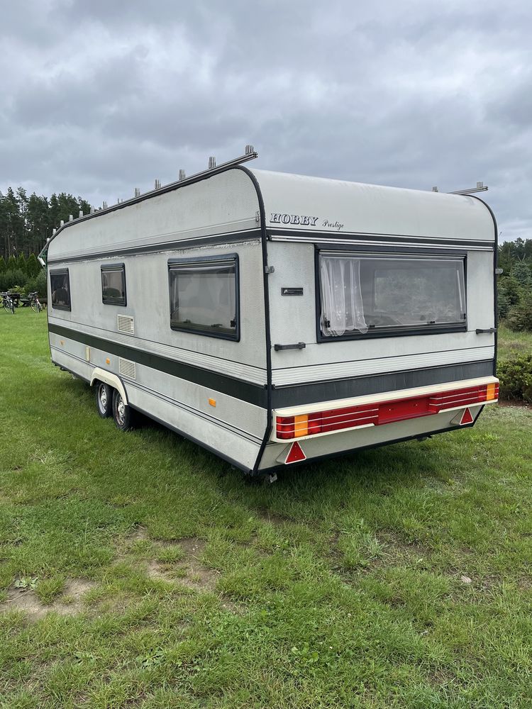 Hobby 610 z dachem ochronnym i przedsionkiem