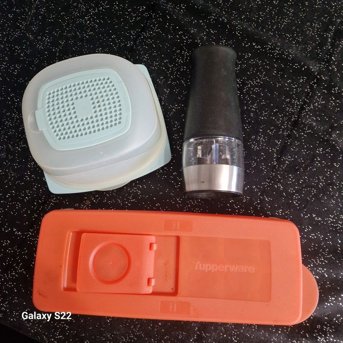 Topperware pojemnik na ser, kostkarka plus mlynek elektryczny