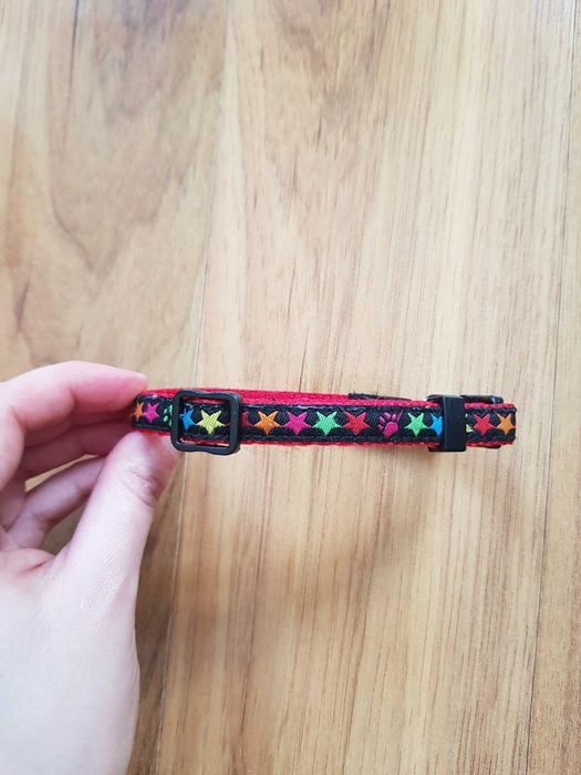 Hem & Boo Czarna obroża dla psa w kolorowe gwiazdki i łapki S obróżka
