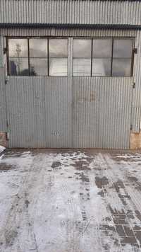 Drzwi garażowe metalowe ocieplone przeszklone