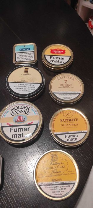 Coleção de latas vazias de tabaco de cachimbo