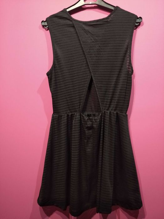 Śliczna czarna sukienka z wycięciem na plecach S M