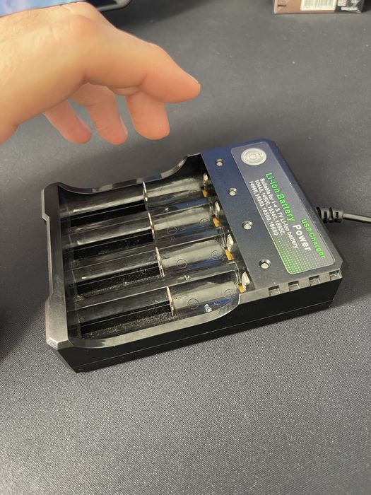 Carregador de Pilhas Recarregáveis