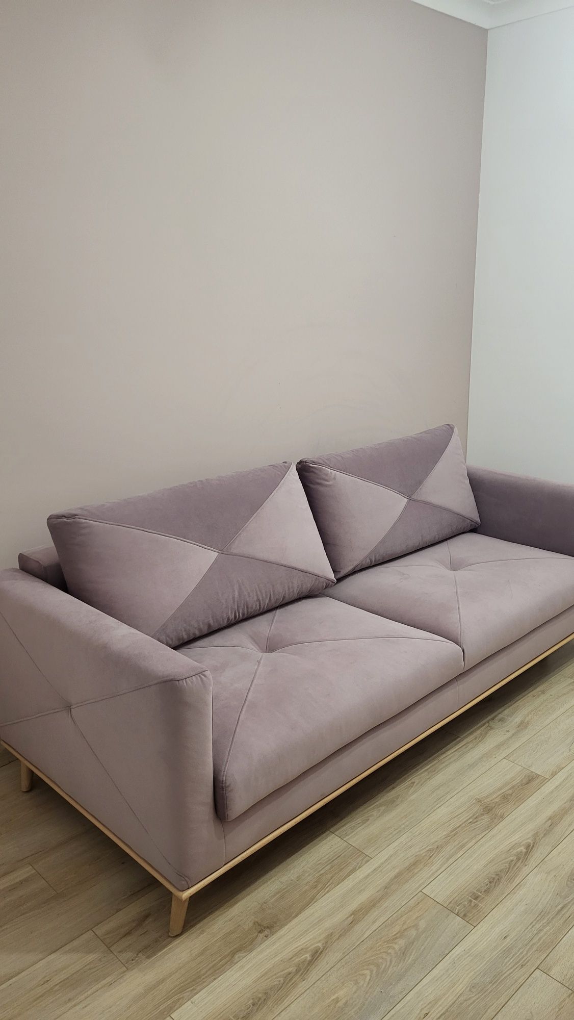 Sofa welurowa na drewnianych nóżkach