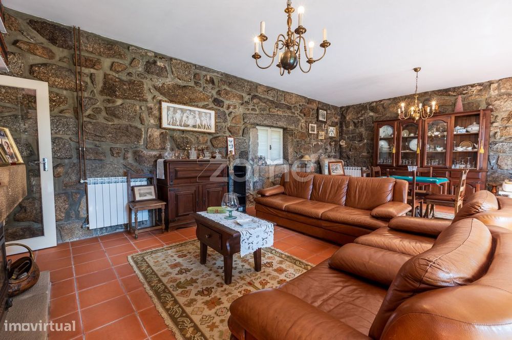 Moradia T4 no Centro da Vila das Taipas, Guimarães