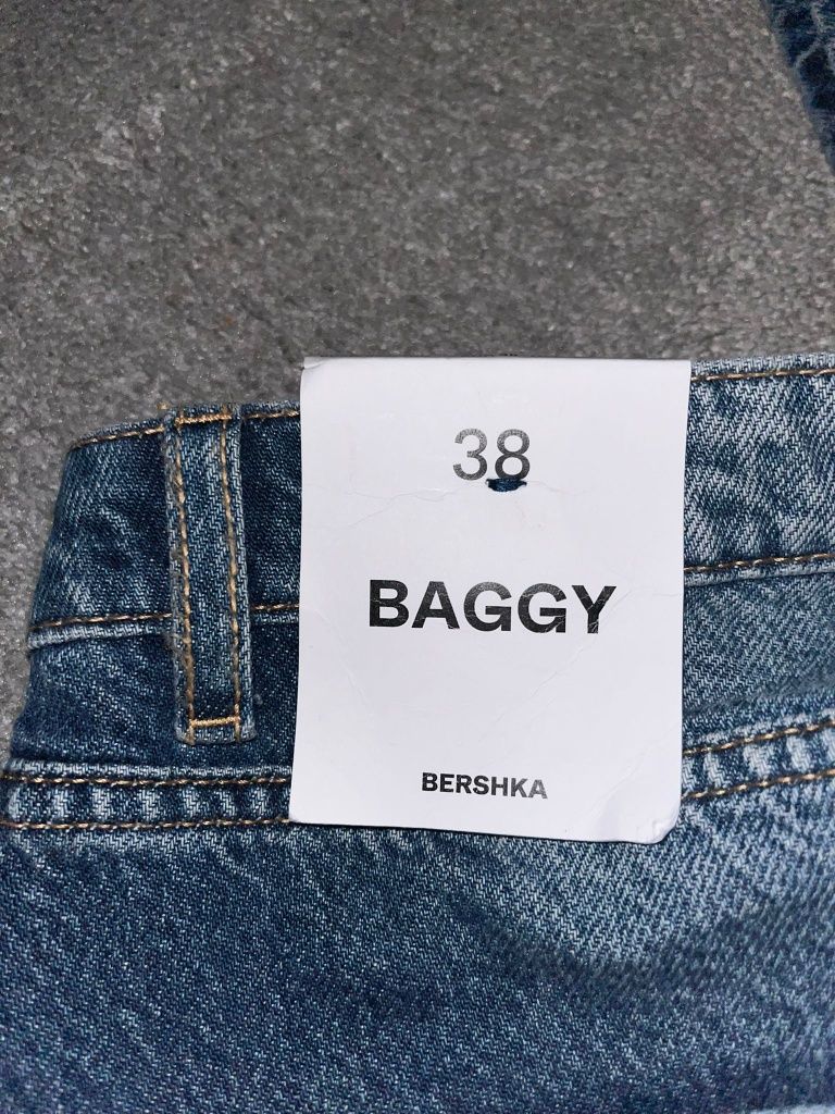 Bershka, granatowe spodnie baggy