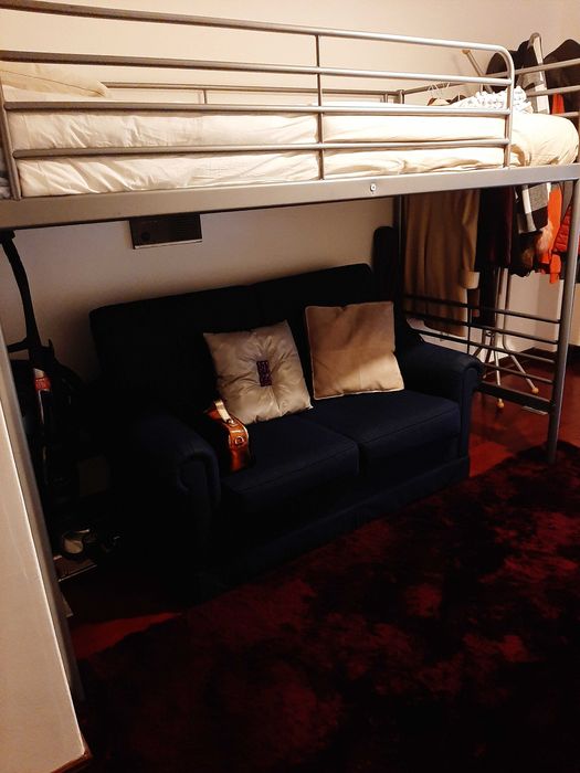 Cama em alumínio estilo beliche