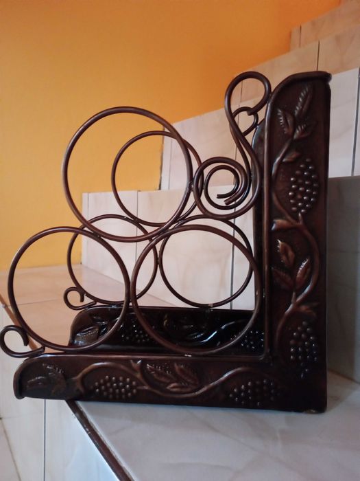 stylowy stojak na wino