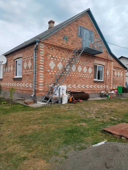 продаж будинку за містом