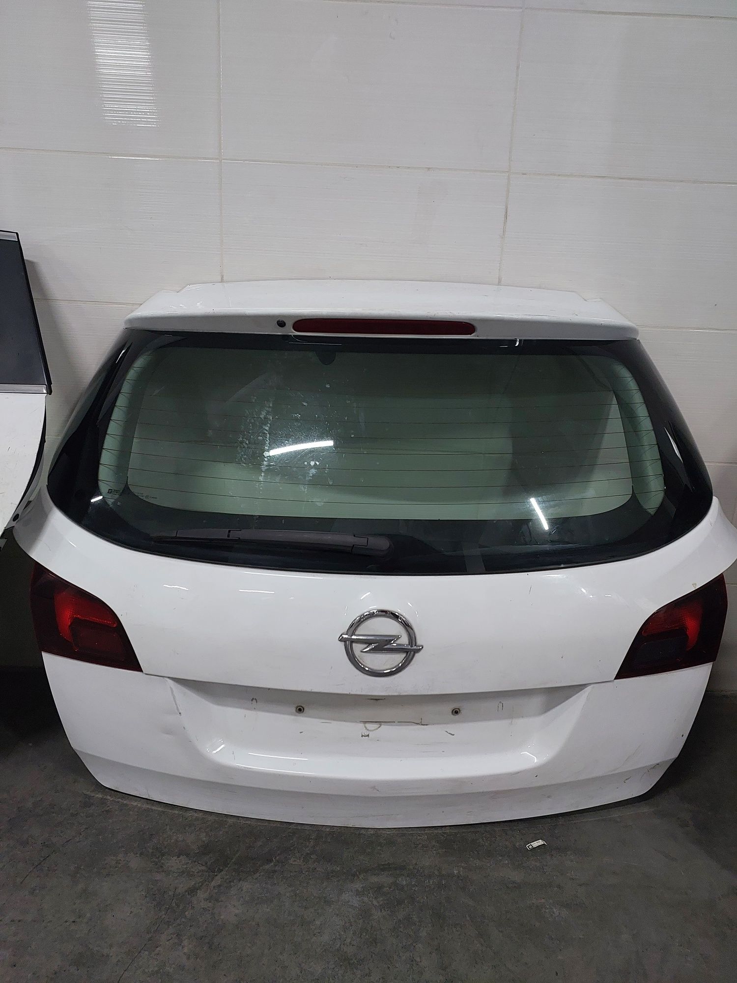 Ляда багажника Opel Astra J 2009-2015 універсал