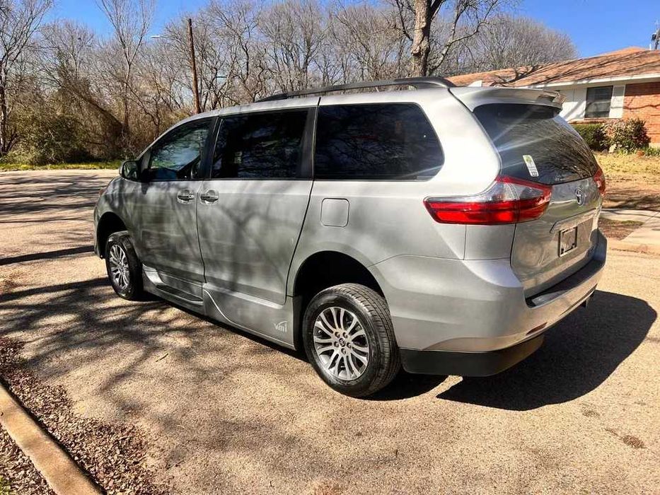 2020 Toyota Sienna XLE