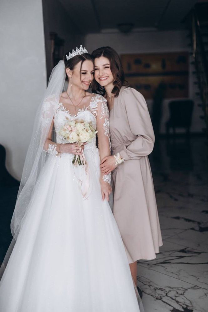 Продам весільну сукню