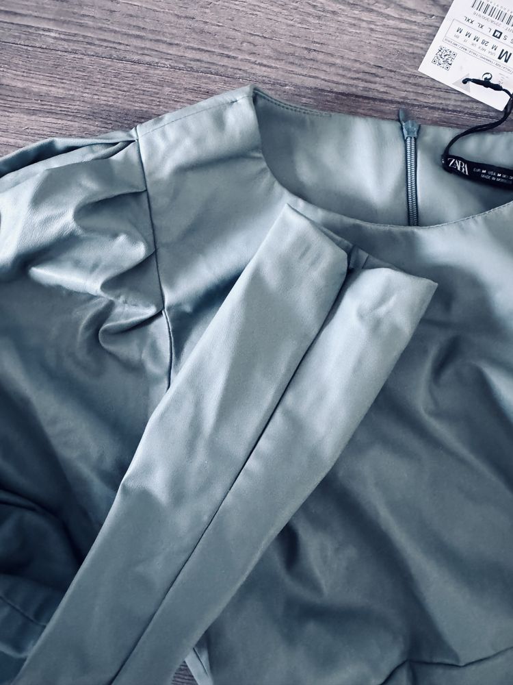 Zara sukienka woskowana skóra khaki z bufkami M