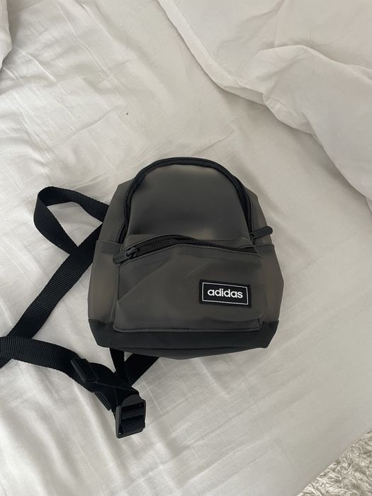 Mochila adidas tamanho pequeno
