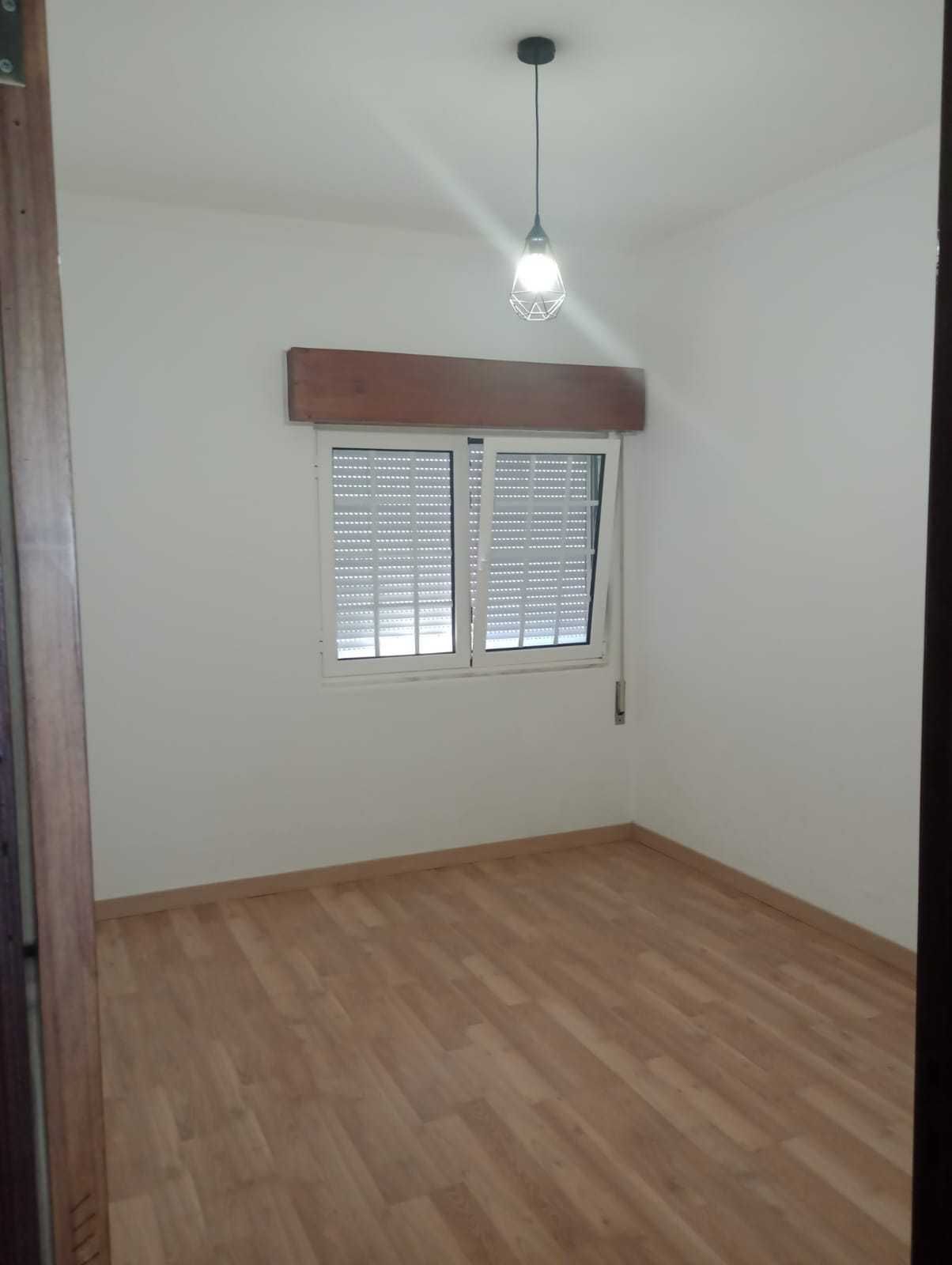 Apartamento bem espaçoso T3 com 1 casa de banho, cozinha, terraço.