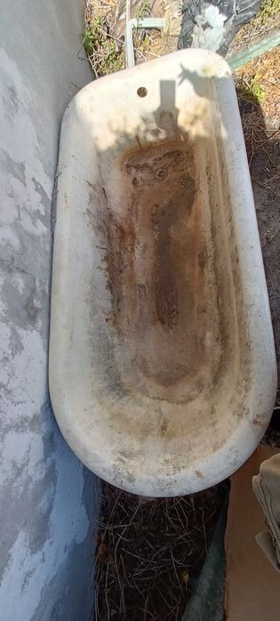 Vendo banheira com pés em ferro fundido