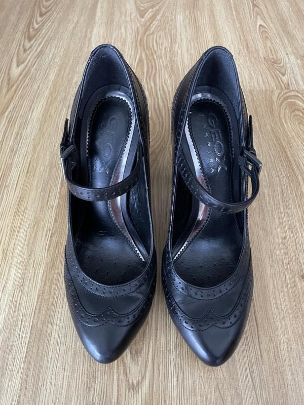 Туфли чёрные кожаные с ремешком на каблуке Geox 37